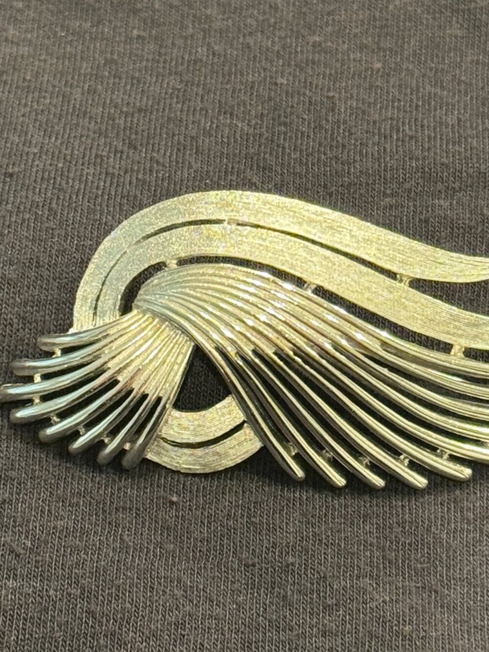Vintage Trifari Silver Tone Ribbon Swirl Brooch Pin
